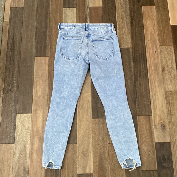 BRAND NEW POPULAR JEANS!! - Picture 3 of 5